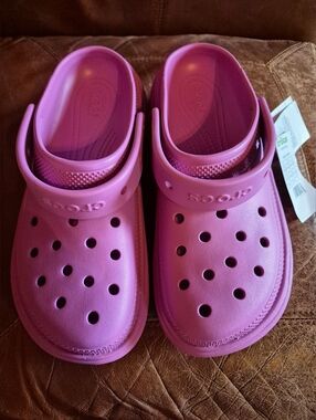 CROCS Platform Clog in Bright Pink